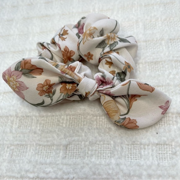 Set of 2 AE bow scrunchies - Picture 2 of 3